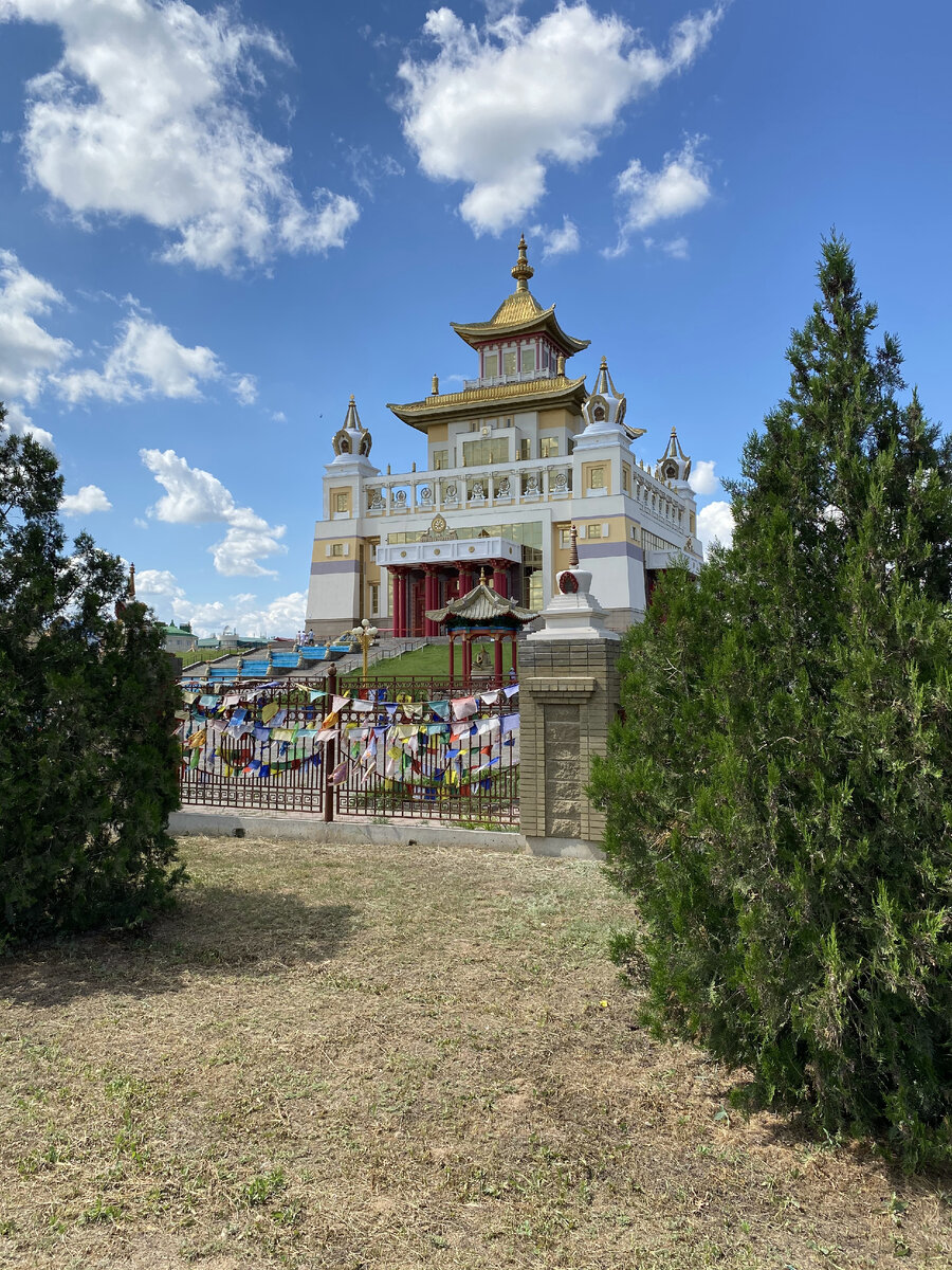 Храм хурул в элисте. Буддийский хурул. Золотая обитель шакьямуни элиста. Буддийский хурул. Элиста храм будды шакьямуни.