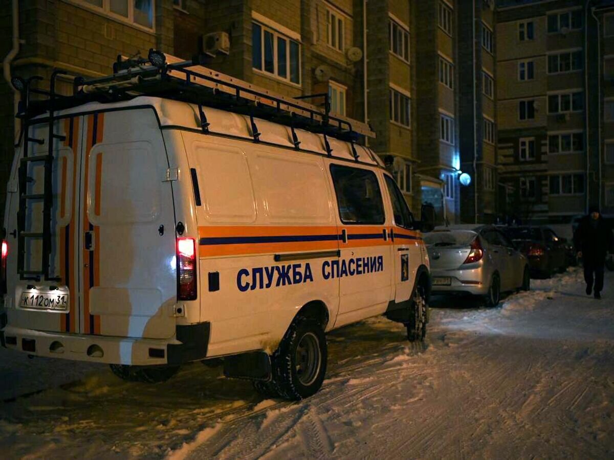    Автомобиль экстренной службы около многоэтажки, пострадавшей в результате обстрела со стороны ВСУ. 5 января 2024© ДЕМИДОВ/Telegram