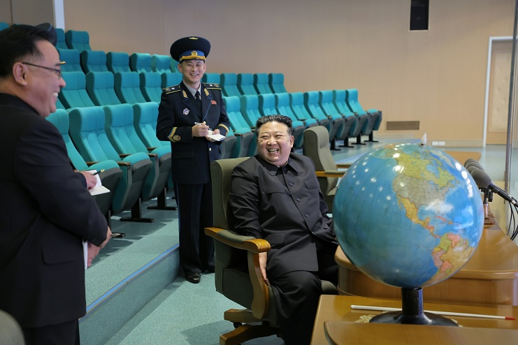  25-го декабря 2023 года орган Трудовой партии Северной Кореи «Родонг Синмун» сообщил, что накануне (24-го) председатель Ким Чен Ын посетил Пхеньянский главный центр управления аэрокосмических технологий, чтобы проверить состояние подготовки к работе разведывательного спутника и просмотреть сделанных аэрокосмические фотографии. /Фото = Родонг Синмун/Новости 1