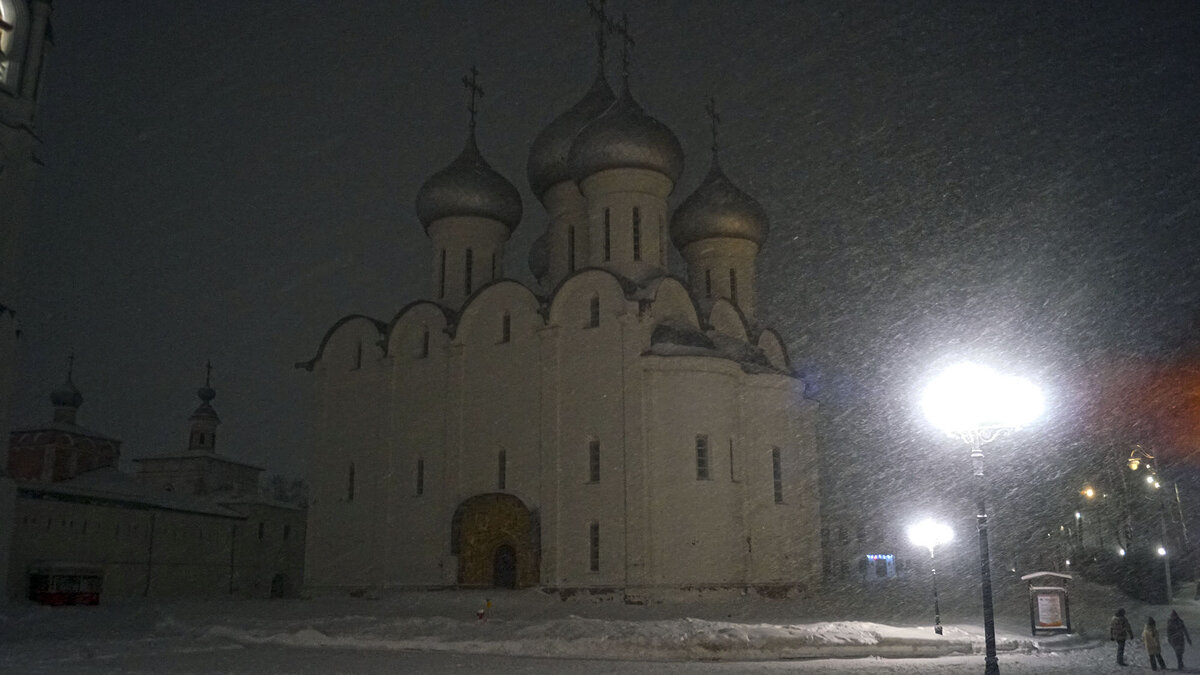 Софийский Собор построен в 1570 году. По легенде Иван Грозный сам инспектировал стройку. Однажды на царя свалился камень со строящегося собора. Государь расценил это, как дурной знак и больше в Вологду не приезжал.