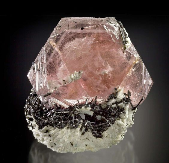 Этот большой впечатляющий морганит (розовый берилл) принадлежит к классической старой находке в Бразилии, датированной 1965 годом. Имеет острую шестиугольную форму, яркий блеск и прозрачность.