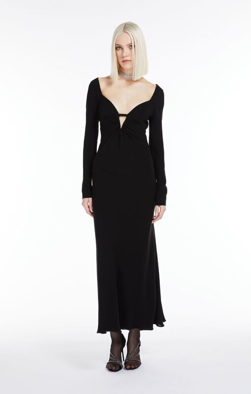 Одинаково актуальны модели в пол, длина миди и короткие модели