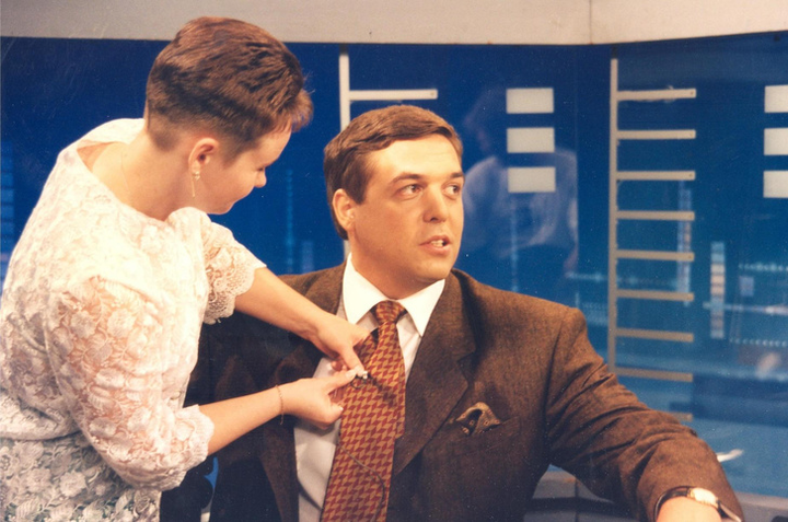 общение людей. люди пожимают руки. жесткие переговоры. деловой этикет. уважение сотрудников.