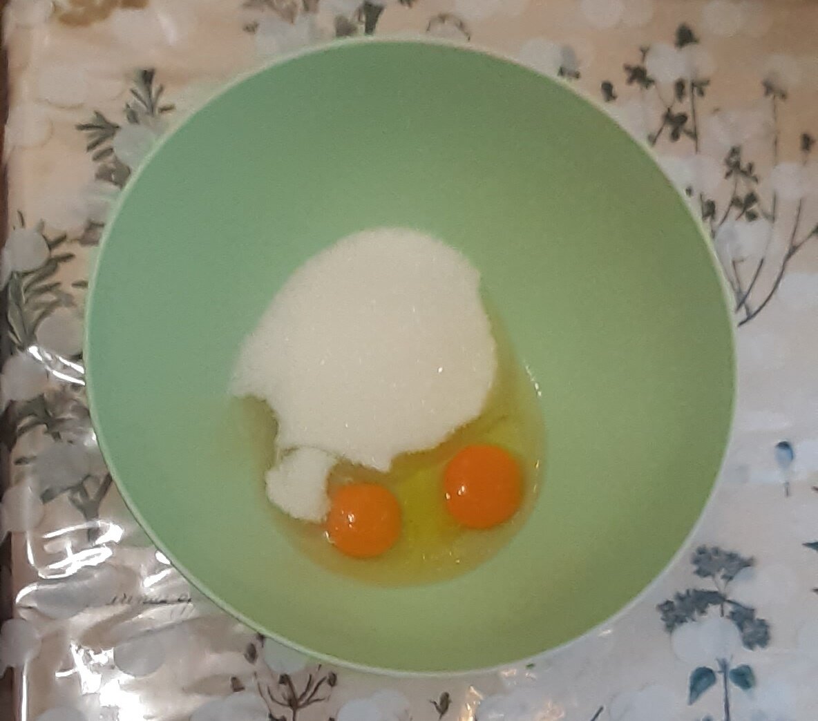 Соединяем в миске яйца и сахар