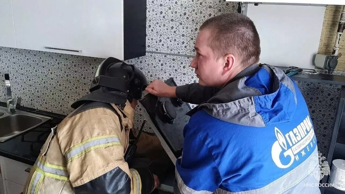     Вечером 4 января в Увинском районе Удмуртии чуть не погибли из-за отравления газом женщина и 19-летний юноша.