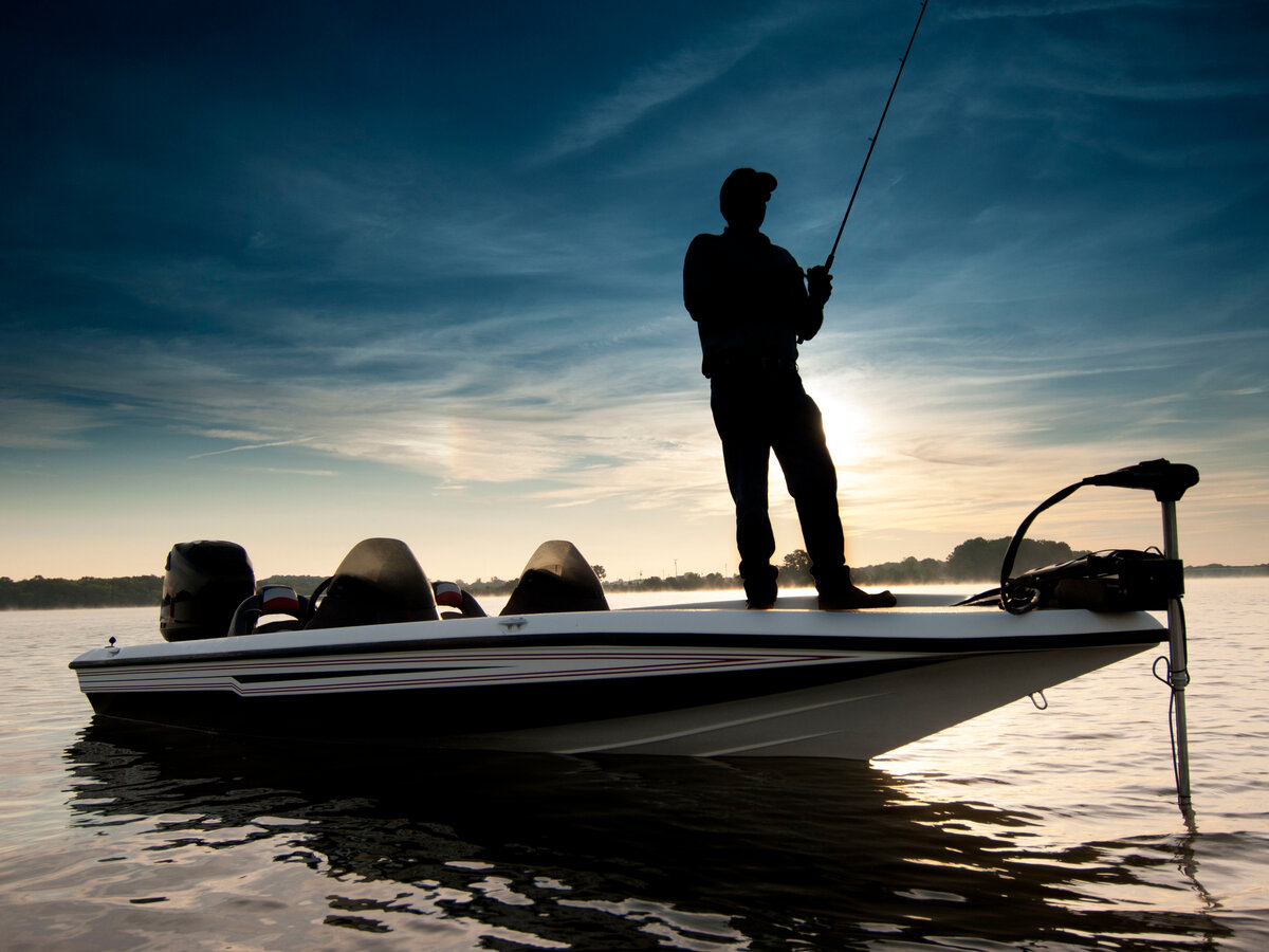 Should fishing. Спиннинг с лодки. Лодка для рыбалки. Рыбак в лодке. Лодка Спиннингист.