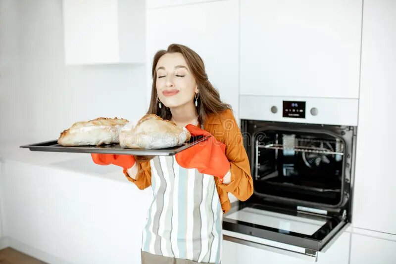 Женщина печет хлеб. Хозяйка печет хлеб. Женщина печет. Девушка печет хлеб. Женщина с выпечкой.