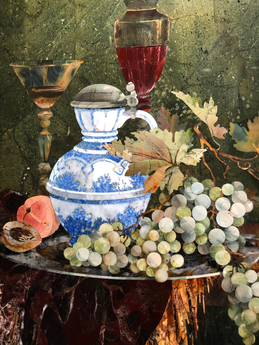 Фрагмент мозаичного панно "Кувшин и виноград", мастерская М. Акбарова, 2008. Из коллекции музея Флорентийской мозаики им. Б.Ошкукова