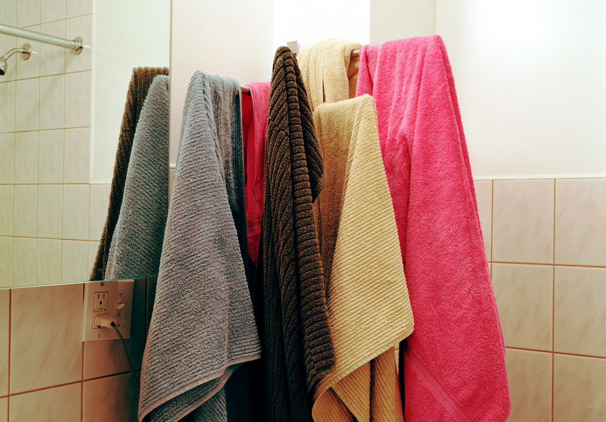 Полотенце в творительном. Полотенца в ванной. Полотенца и халаты в ванной комнате. Куча полотенец. Много полотенец.
