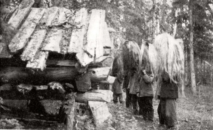 Фото 2. Манси во время медвежьего праздника, переодетые в менквов (особых злых божков). "На медвежьем празднике менквов изображают кричащие и хохочущие люди в высоких масках из конских хвостов".
