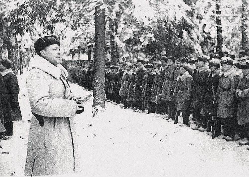 Генерал Павлов обращается к бойцам перед боем. Из семейного архива. Источник фото - https://www.kommersant.ru/doc/3281093