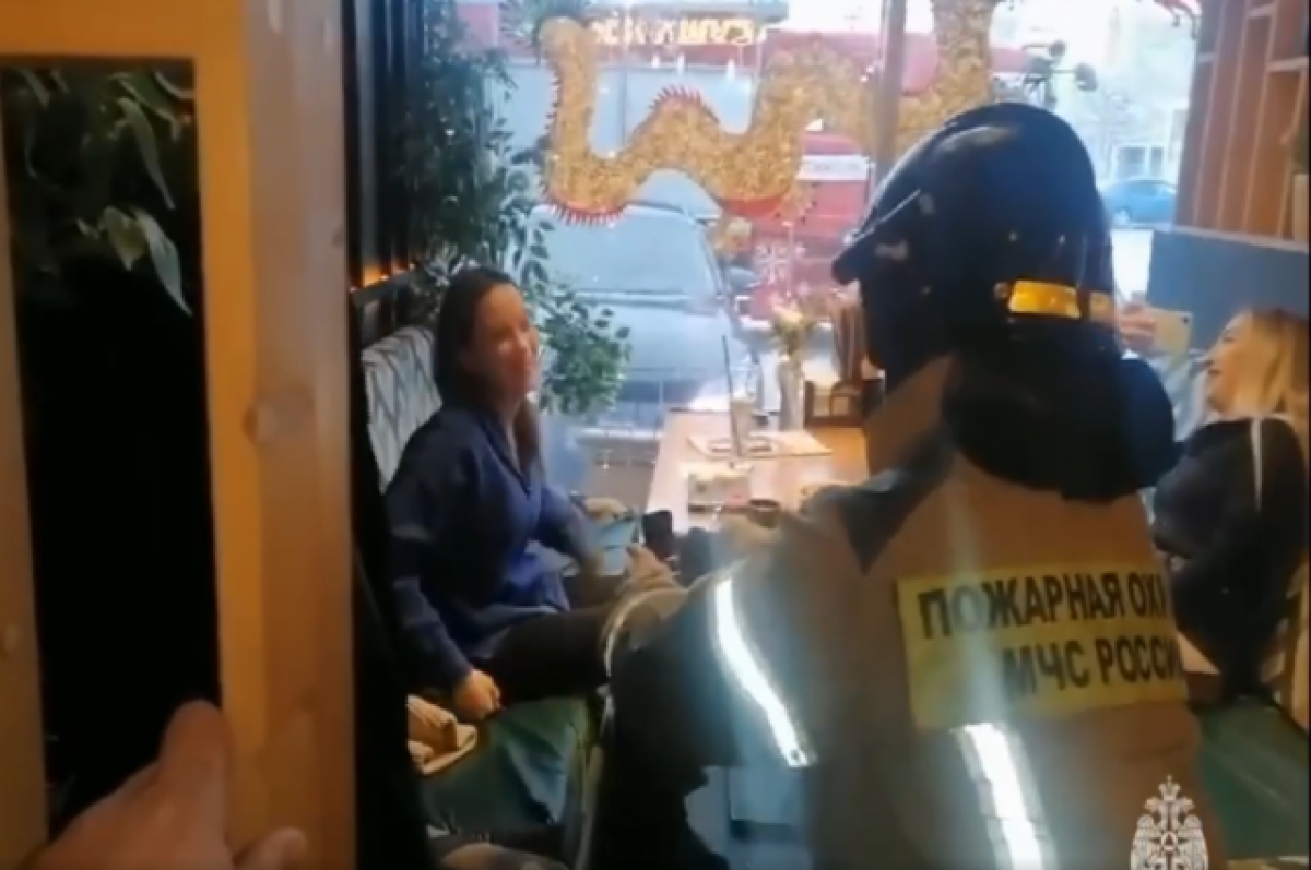    Пожарный в Татарстане сделал предложение невесте, приехав на автоцистерне