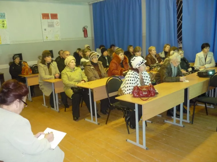 Собрание про школу. Собрание в школе. Родительское собрание в школе. Родители на родительском собрании. Собрание родителей родителей в школе.