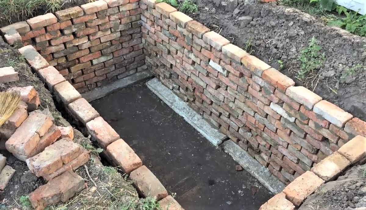 Выложить яму кирпичом