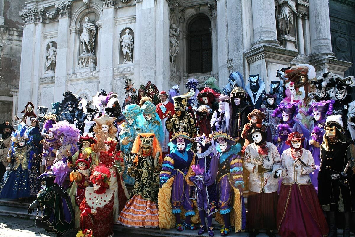 Праздники в италии 2024. Италия Венеция карнавал. Венецкий карнавал в Италии. Венецианский карнавал Сан Марко. Карнавал на площади Сан Марко Венеция.
