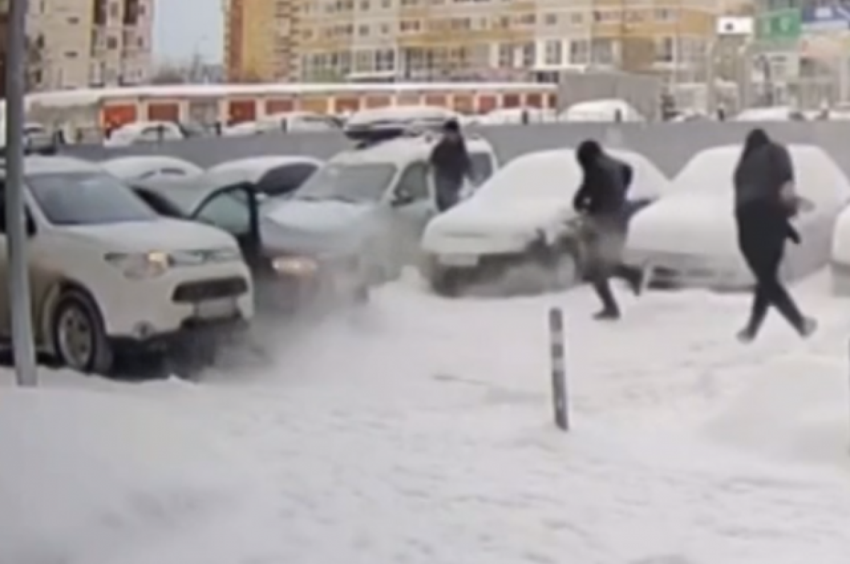   В Тюмени водитель из-за нападения мужчин с оружием врезался в стоявшие авто