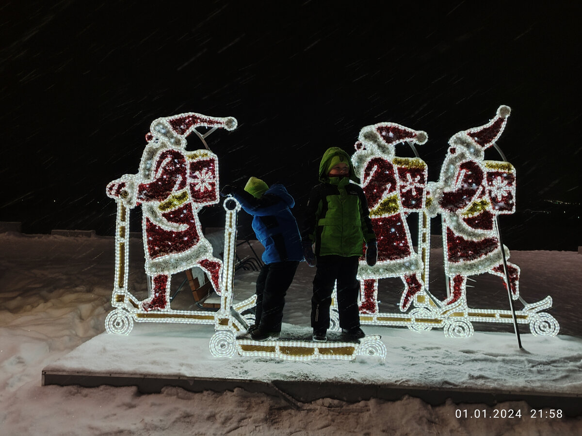 Вадя, Паша, самокат. И какие-то старички присоседились