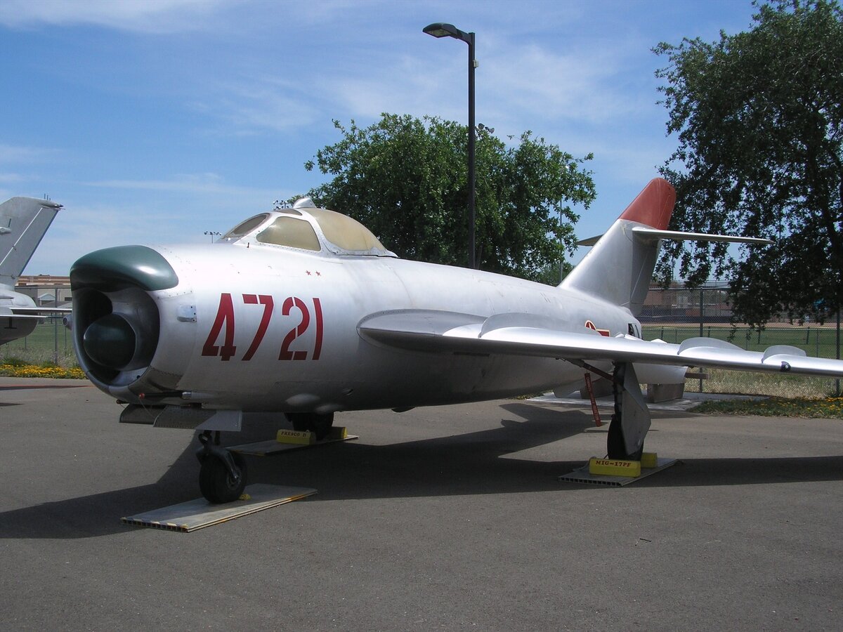 МиГ-17ПФ, окрашенный под самолет, на котором Лам Ван Лить одержал две победы, в Аэрокосмическом музее в Калифорнии