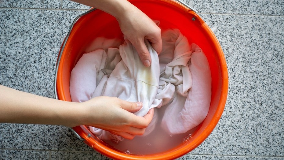 Как убрать желтые пятна от пота: 18 средств для свежих и застарелых загрязнений