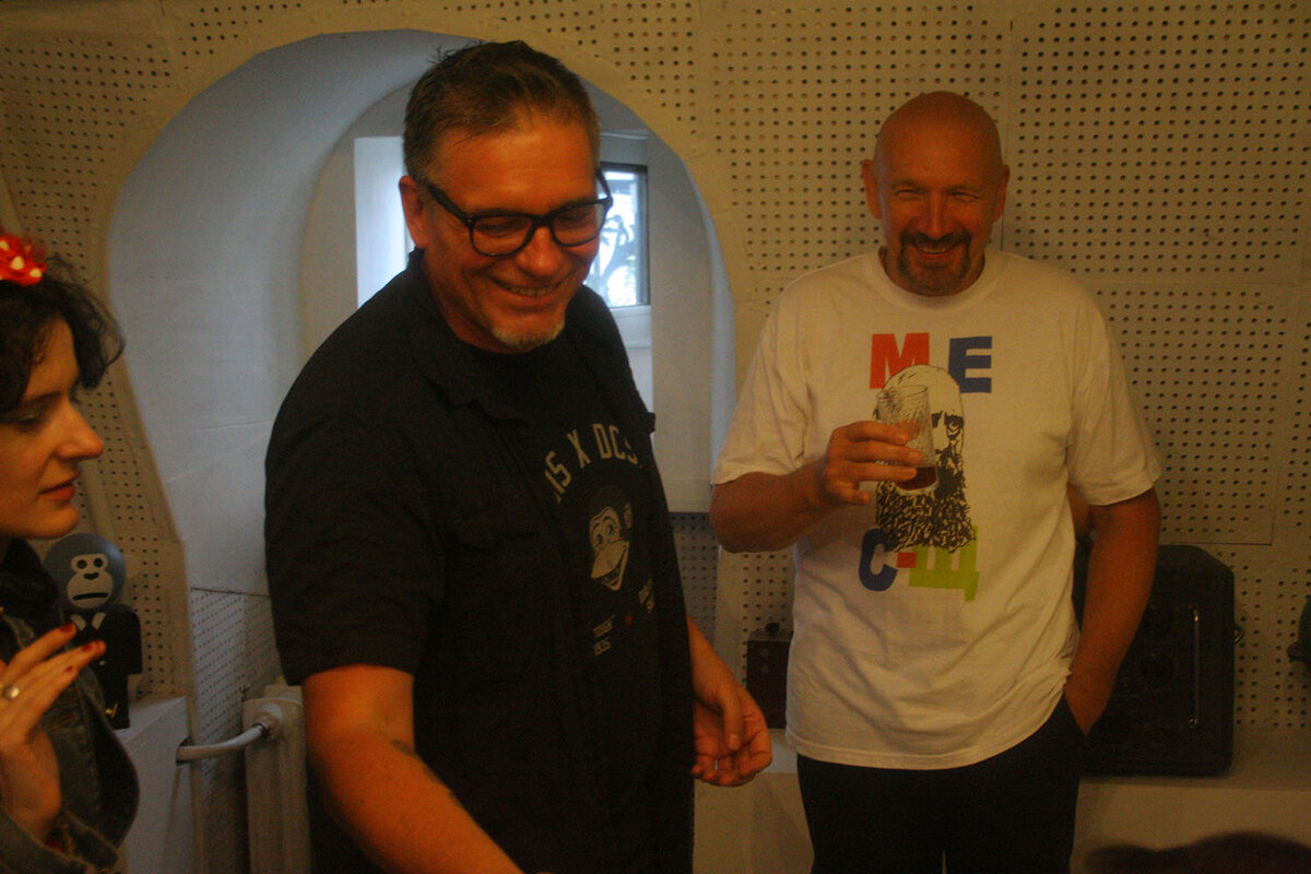 Автор - в центре