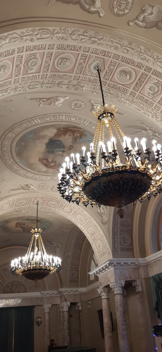 Московский Английский клуб, старейшее аристократическое собрание Москвы, был основан около 1770 г., в царствование Екатерины II, по образцу аристократических клубов Англии. Сохранившиеся интерьеры усадьбы в стиле зрелого классицизма.