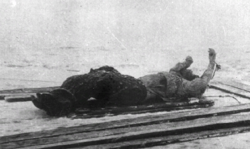 Тело Распутина, извлечённое из воды. 