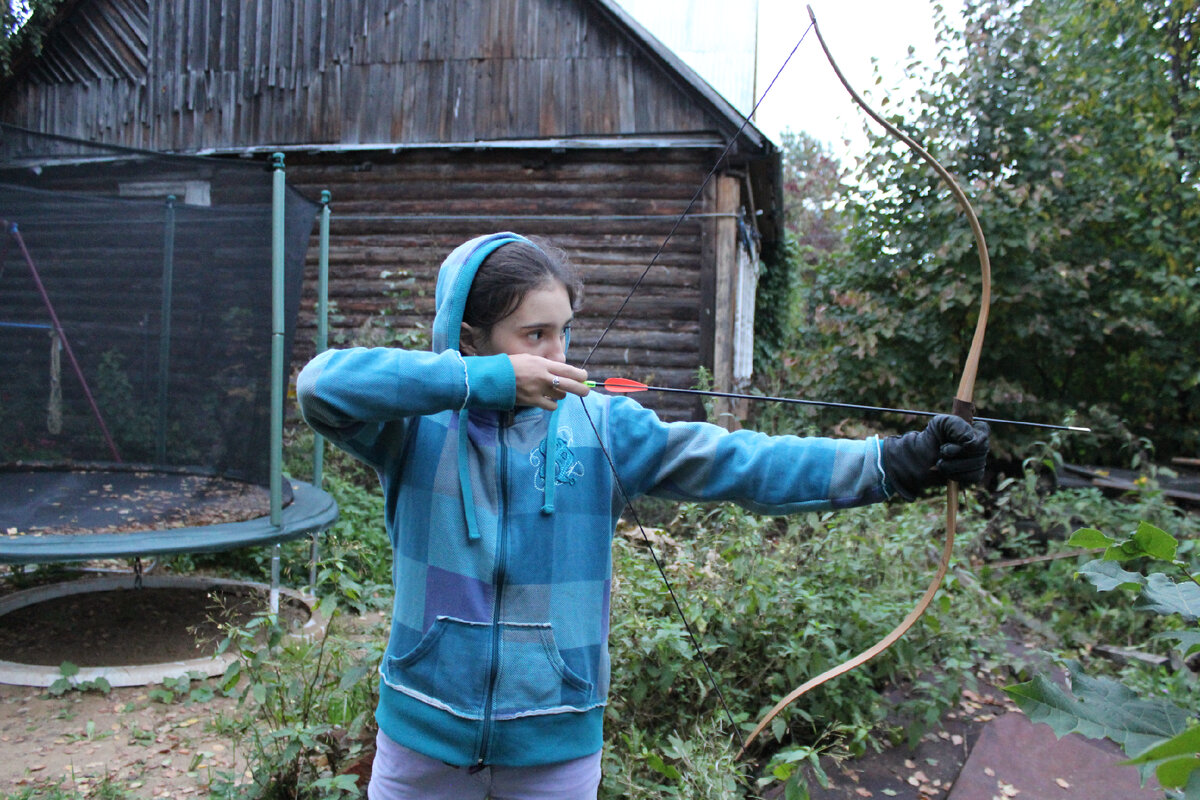 Стрельба из лука, изготовленного своими руками или покупного - подойдет для холодных дней, теплая одежда не мешает соревноваться в меткости.