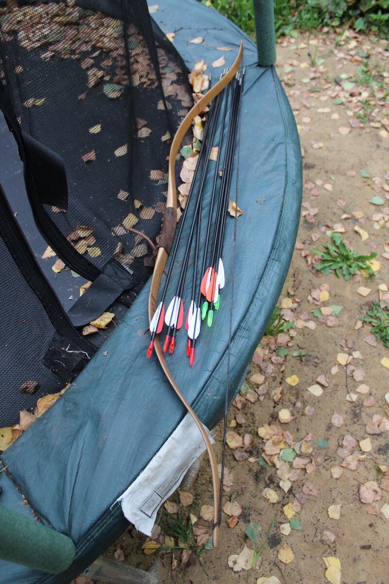 Если используются лук и стрелы - стрельба требует контроля взрослых. 