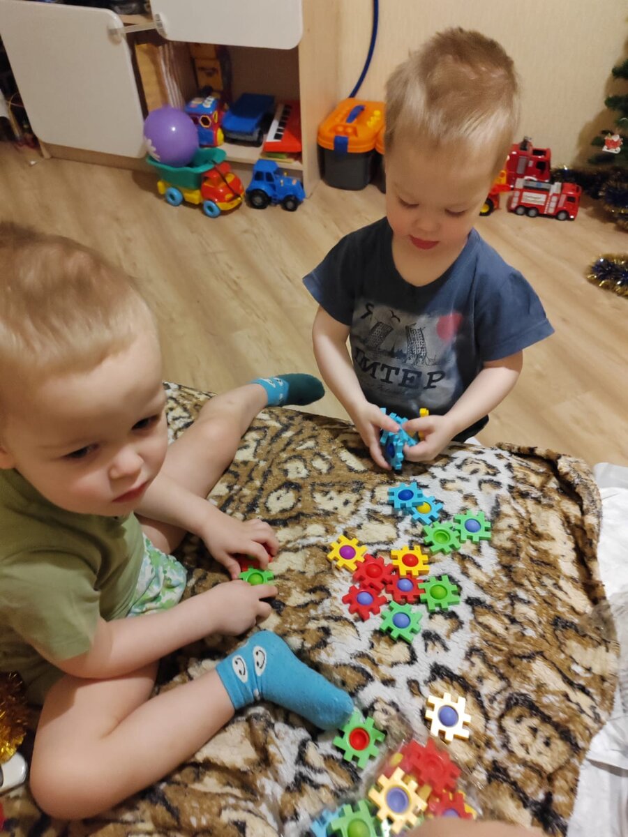 Разбирают очередной конструктор