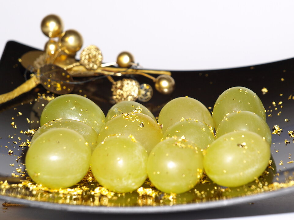 12 grapes. Двенадцать виноградин Испания. Традиция 12 виноградин в Испании. 12 Виноградин на новый год в Испании. 12 Виноградин на новый год в Италии.