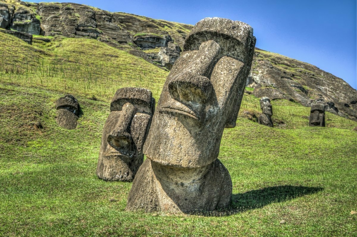 Каменные статуи острова пасхи страна. Моаи (статуи острова Пасхи), Чили. Каменные идолы острова Пасхи. Остров Пасхи Чили статуи. Остров Пасхи статуи Моаи.