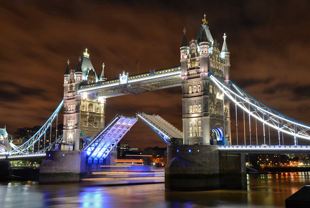 Первая в мире в лондоне. Англия мост Тауэр. Тауэрский мост мосты Лондона. Тауэрский мост достопримечательности Лондона. Лондонский мост — Тауэр бридж.