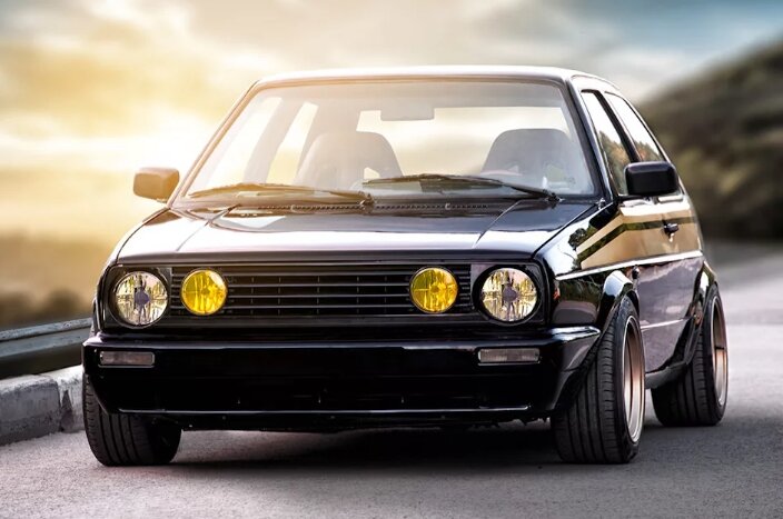 Фольксваген Гольф 2 был выпущен в 1983 году и стал популярным среди автолюбителей благодаря своей надежности, экономичности и удобству. Он был доступен в различных модификациях и кузовах: от трехдверного хэтчбека до универсала и кабриолета. Гольф 2 стал символом надежности и долговечности, многие из них до сих пор используются и являются объектами коллекционирования для автолюбителей.