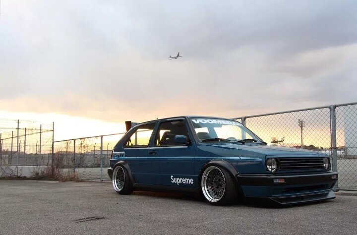 Фольксваген Гольф 2 имел несколько модификаций и обновлений за время производства. К ним относятся различные двигатели, включая бензиновые и дизельные, а также улучшенные системы безопасности, интерьер и функциональные особенности. Например, были добавлены ABS, улучшенная система подвески и трансмиссии, а также более современные опции комплектации.