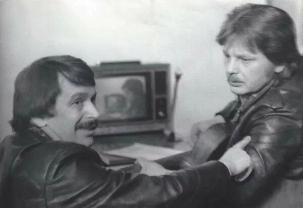 Юрий Антонов с режиссёром Александром Косаревым на съёмках фильма «Прежде, чем расстаться», 1984