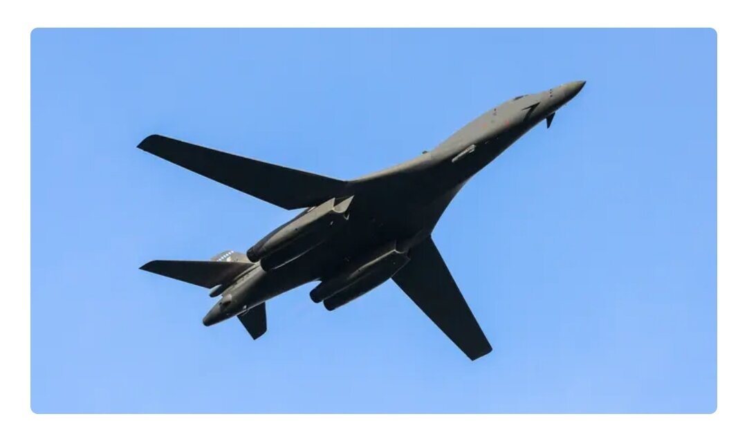 Бомбардировщик B-1 Lancer, приписанный к базе ВВС Элсуорт, пытался приземлиться, но потерпел крушение.