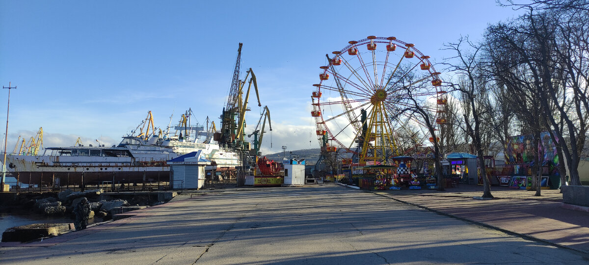 Феодосия, морской порт и парк аттракционов. 