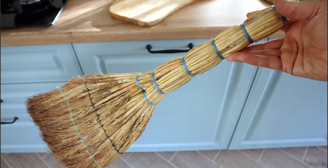 Зачем я кладу палочку на раковину и надеваю бутылку на веник. 15 свежих идей, которые экономят время и деньги