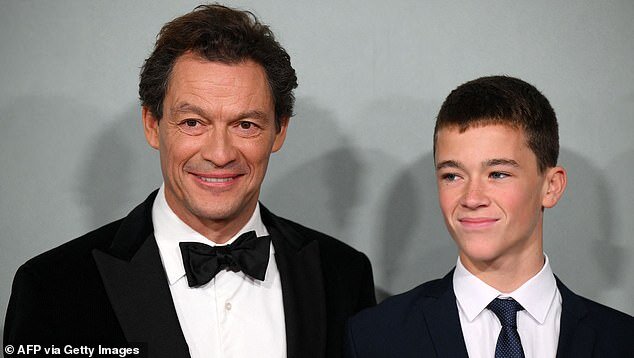 Доминик Уэст с сыном на премьере пятого сезона сериала "Корона"