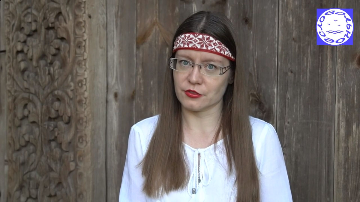 Зинаида Варлыгина читает "Легенду о Марфе-златошвейке". Кадр (фото) из литературно-художественного видеожурнала "Вольное слово" №4-5/2023.