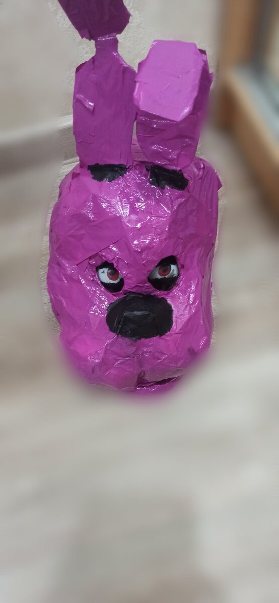 Чтобы сделать маску животного. Для начала нам надо взять следующие вещи:  Картон, малярный скотч, балончик с краской, 2 мячика, гайки и болты. 
Мы берём картон и делаем основу. Как на картинке. 
.