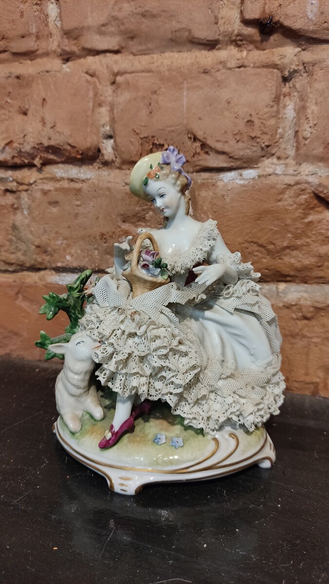 Редкая статуэтка фарфор.