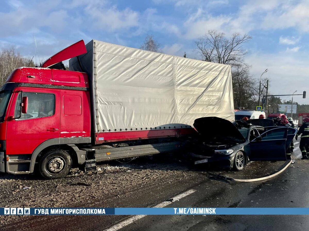 На въезде в Минск легковушка влетела в стоящую фуру – четыре человека в  больнице — Видео | Telegraf - Новости | Дзен