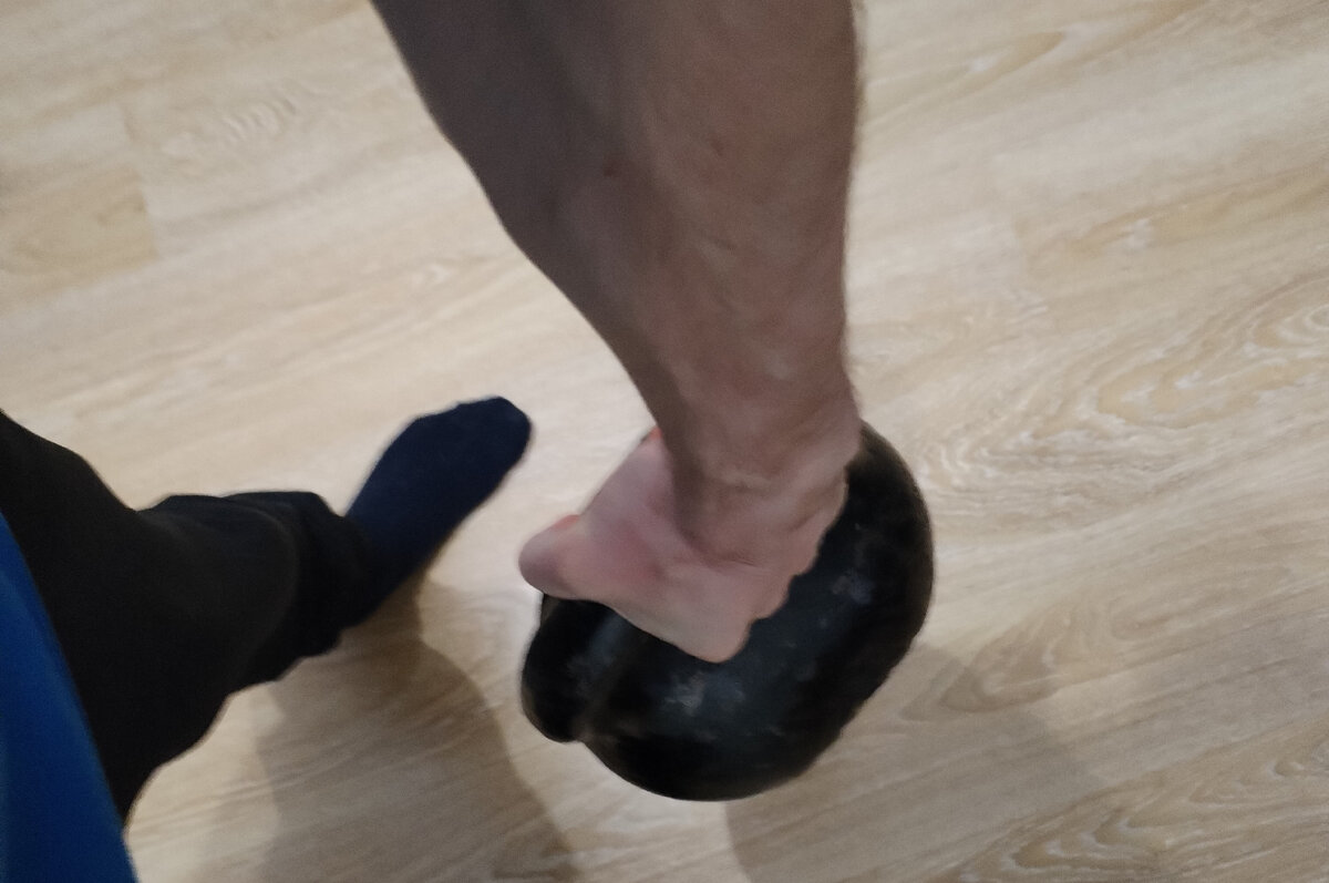 Лучшие друзья мужчины в мире - красивые, надежные, чугунные гири! И носок без дырки для кадра.