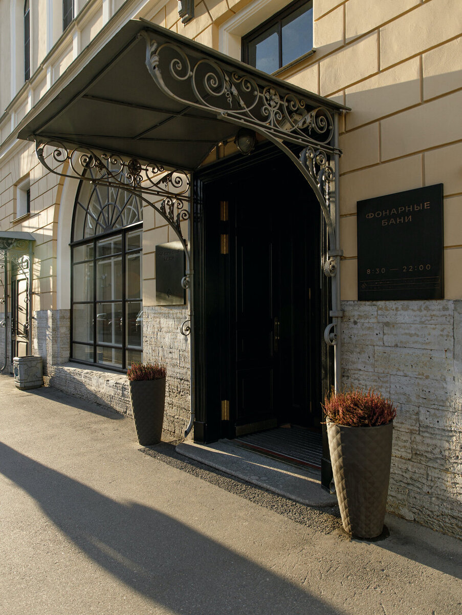 Лаконичное оформление входной группы снаружи