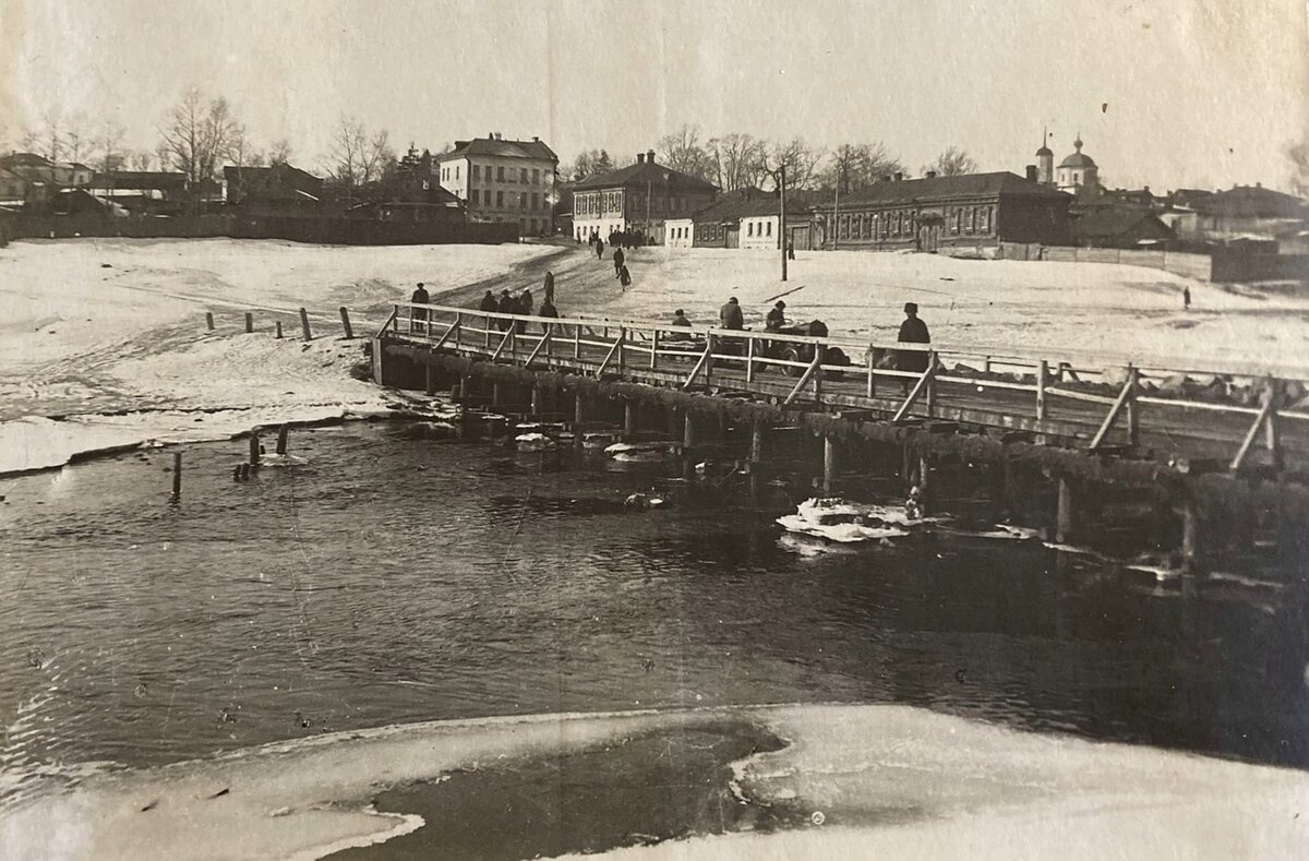 Фото: 1930-ые годы. Вид в юго-западном направлении на правый берег Нары. 
Источник: https://vk.com/serpkreml