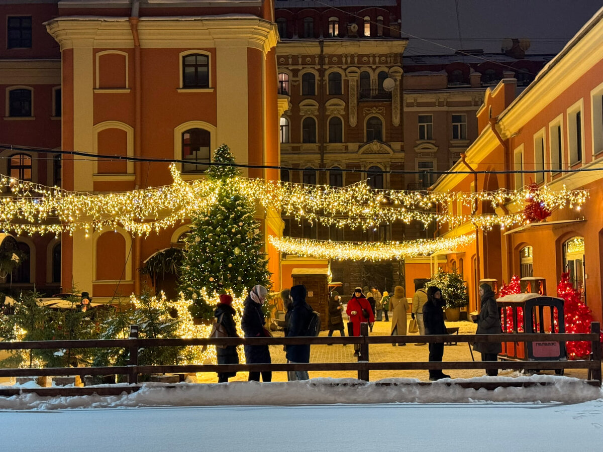 Ярмарка во дворе особняка Мясникова