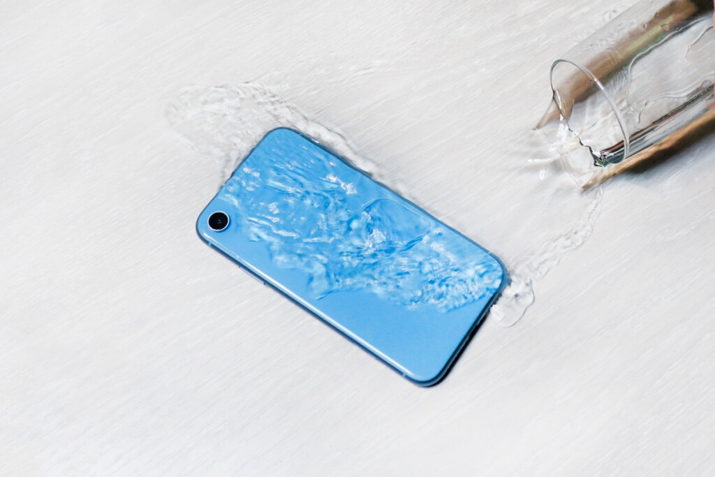 Спасение утопающего: что делать, если смартфон упал в воду?