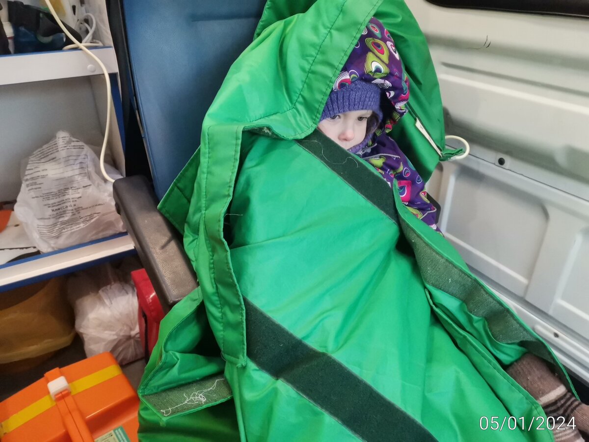 Сидит, греется