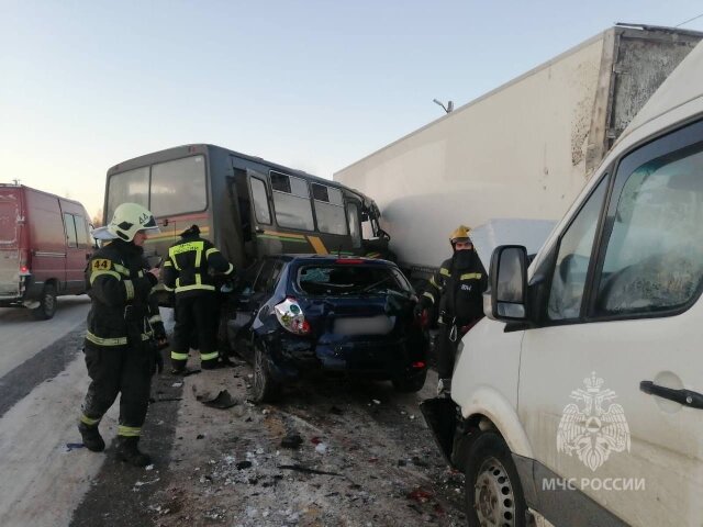    Грузовик, два автобуса и две легковушки стали участниками масштабного ДТП на трассе Иваново – Ярославль